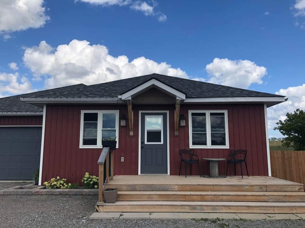Places in Ontario Where You Can Stay with Alpacas Stay at an Alpaca Farm | Ontario, Canada. I found 7 different places where you can stay overnight with alpacas. From cottages to cabins to glamping sites, there's bound to be an overnight alpaca stay here in Ontario that's right for you!